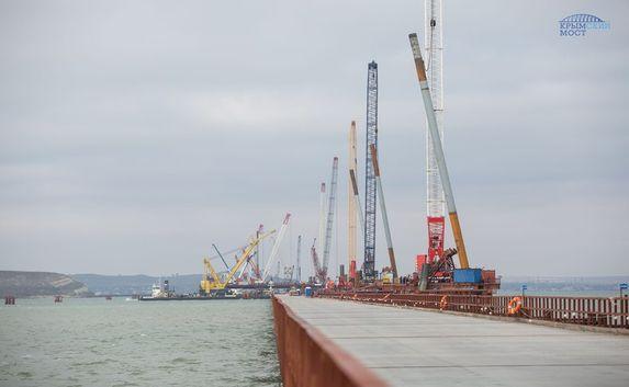 Юбилейную двухсотую опору установили строители моста в Крыму