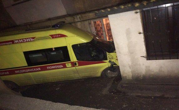 Реанимобиль с пациентом врезался в стену жилого дома в Севастополе 