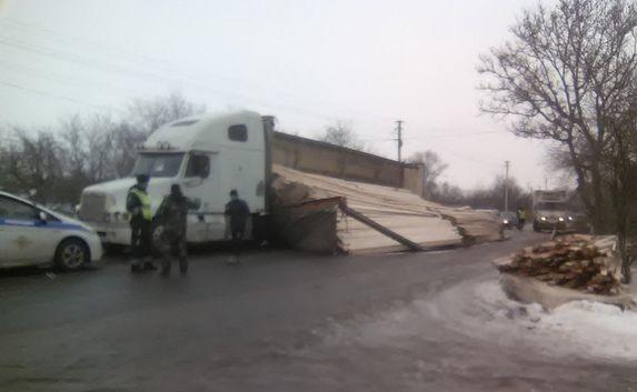 Фура, потерявшая груз на трассе в Крыму, стала причиной огромной пробки