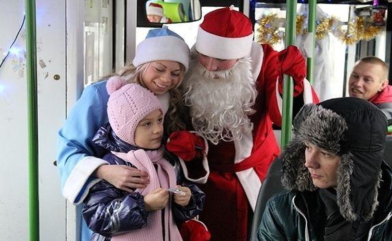Дед Мороз и Снегурочка поднимут настроение пассажирам троллейбусов