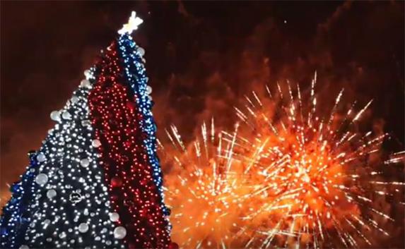 В Сети появилось красивое видео новогоднего салюта в Севастополе