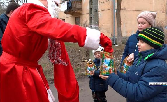Полицейский Дед Мороз поздравил жителей Керчи (видео)