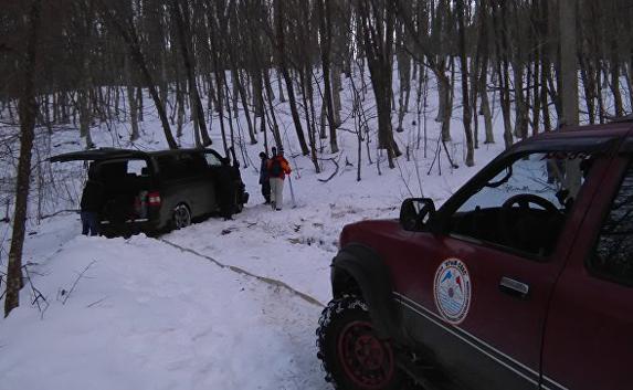 Жертвами снежных заносов в Крыму стали автобусы и легковые авто