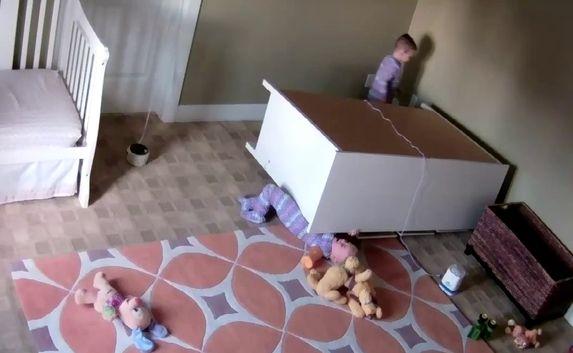 Двухлетний малыш спас брата-близнеца (видео)