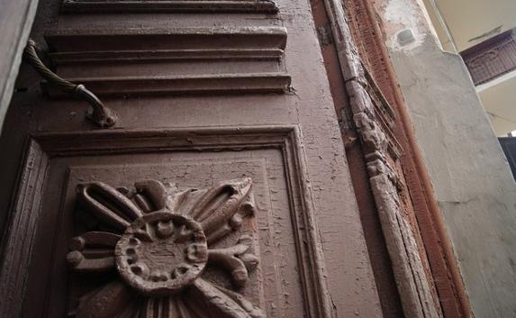 Шаг в прошлое: старинные двери Симферополя