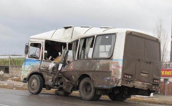В Феодосии бензовоз столкнулся с автобусом (фото)