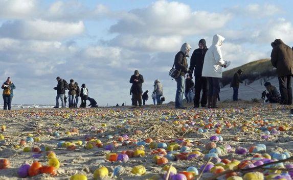 На побережье в Германии вынесло тысячи яиц с игрушками (видео)