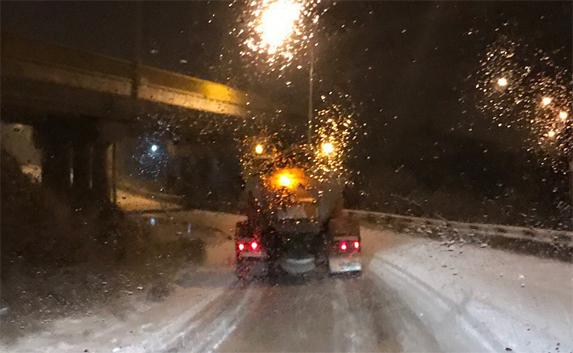 Севастополь замело снегом. Дорожные службы работают (фото)
