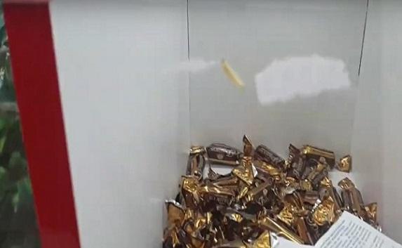 В «Муссоне» торгуют конфетами с червяками — видео