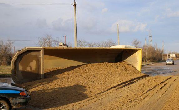 ​В Крыму перевернулся прицеп грузовика с песком (фото)