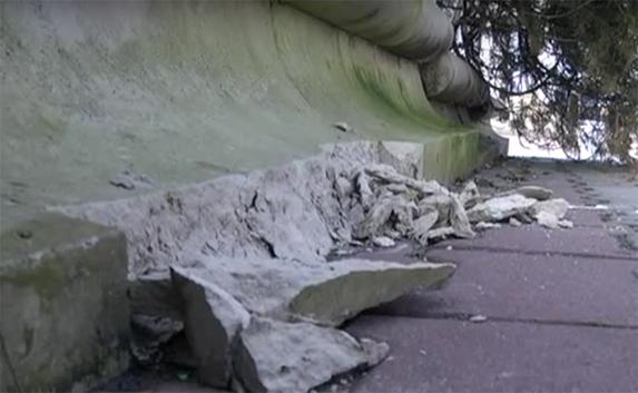 Парапет возле памятника Сенявину разваливается на куски