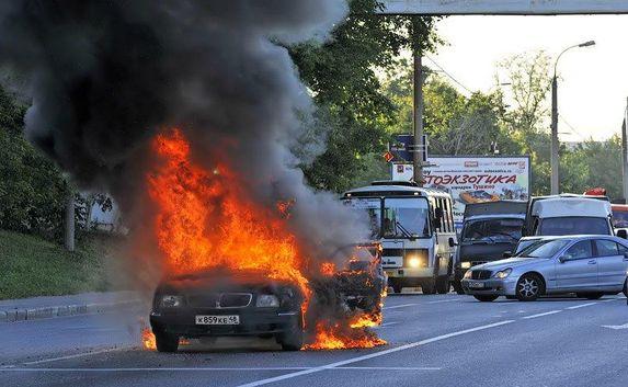 В Симферополе во время движения загорелось авто 