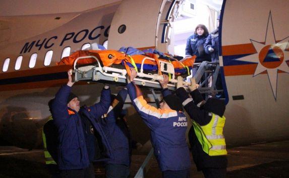 Спецборт МЧС доставил двоих тяжелобольных детей в Петербург