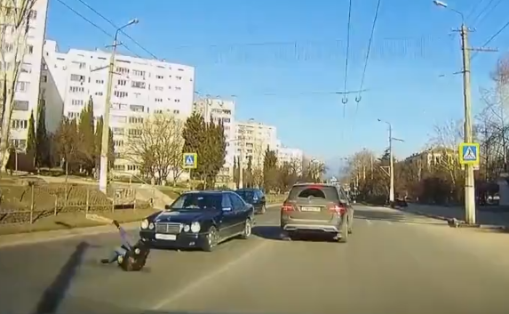 «Мерседес» сбил девушку на улице Вакуленчука в Севастополе — видео