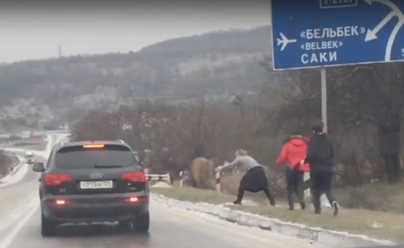 Пассажиры в Севастополе  посыпали дорогу, чтобы успеть в аэропорт (видео)