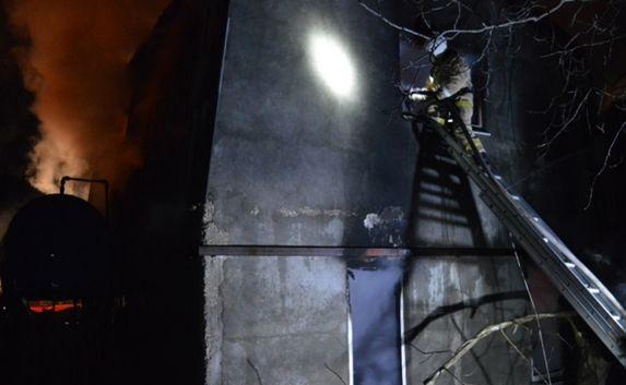 На пожаре в севастопольском частном доме спасли двух человек (фото)