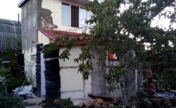 Из-за «кусачих» цен в Севастополе построили дом из покрышек (фото)