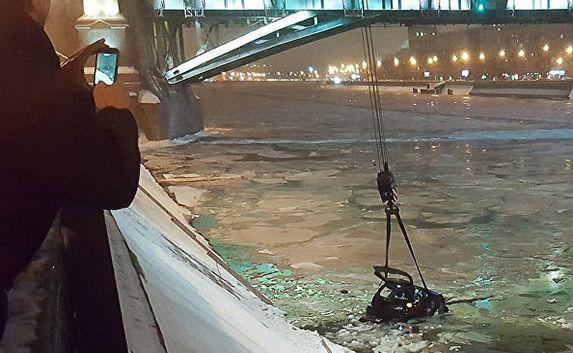 Сотрудник ДПС прыгнул в Москву-реку и спас девушку из тонущего авто
