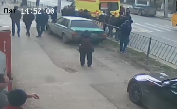 ДТП в Севастополе: троллейбус сбил на «зебре» парня — видео