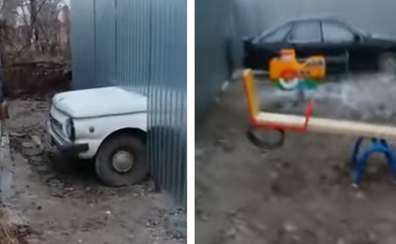 Детскую площадку вместе с капотом авто в Крыму «захватил» застройщик