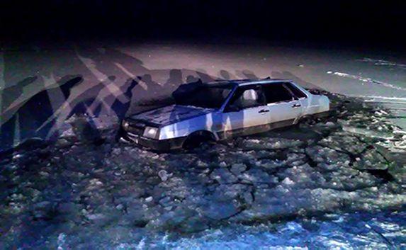 Авто с пятью людьми провалилось под лёд на водохранилище (фото)