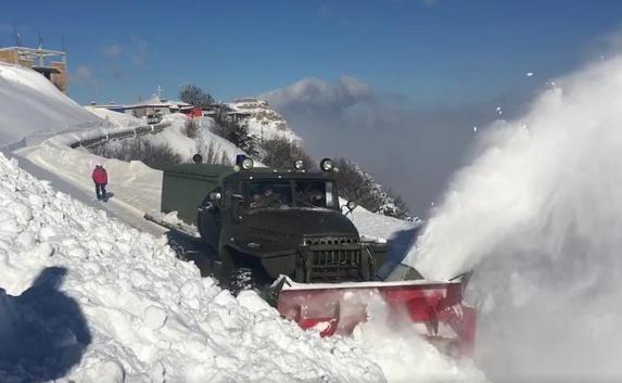«Снег башка попадёт»: путь на Ай-Петри перекрыли шлагбаумами (видео)