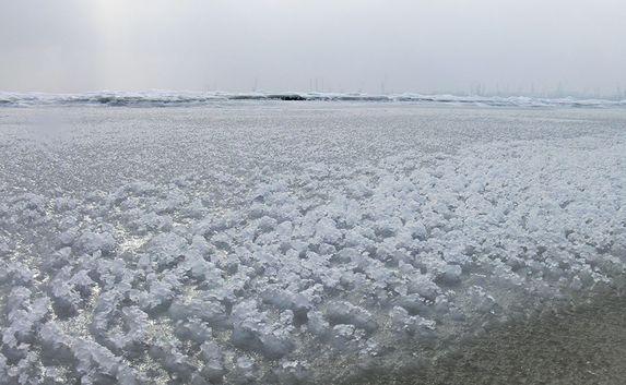 Морозы сковали льдом Керченский пролив (фото)