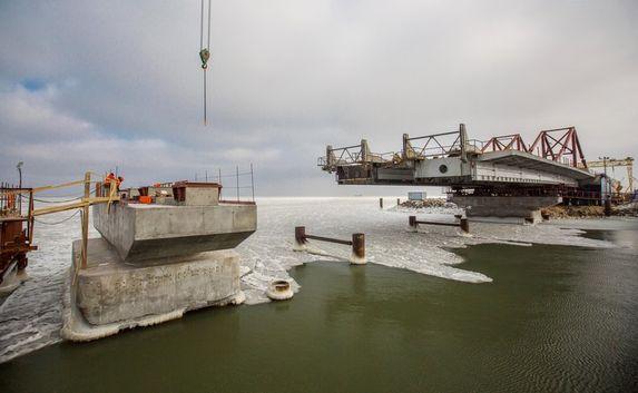 Строители сооружают морские пролёты Крымского моста 