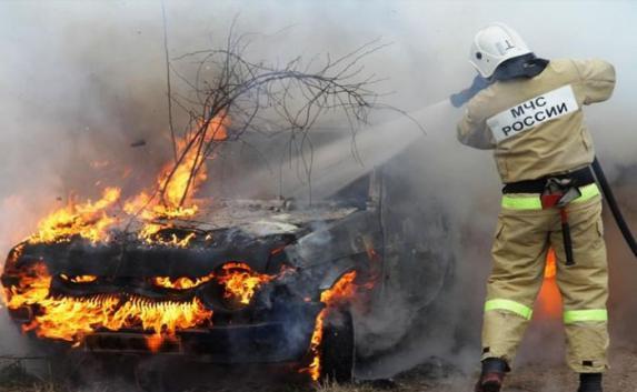 В Севастополе из-за мусора иномарка сгорела дотла (фото, видео)