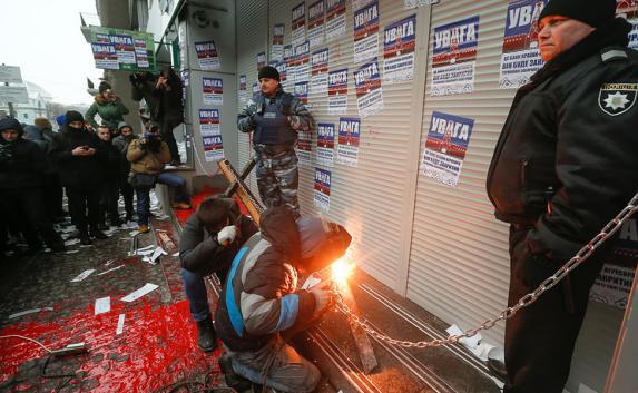 В Киеве радикалы заблокировали дверь российского банка (фото, видео)