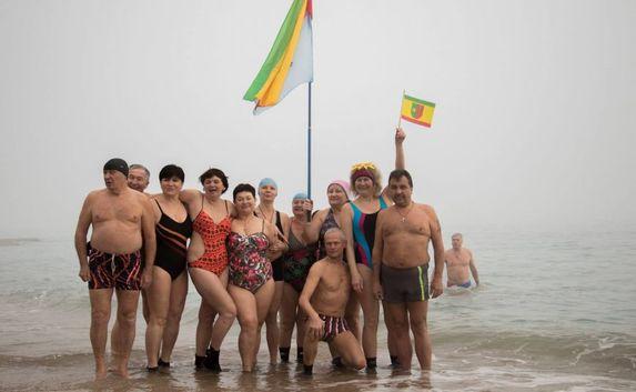 Около 250 крымчан участвовали в зимнем заплыве в Феодосии (фото)