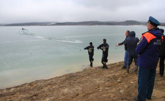 Трое рыбаков провалились под лёд на водохранилище — один погиб