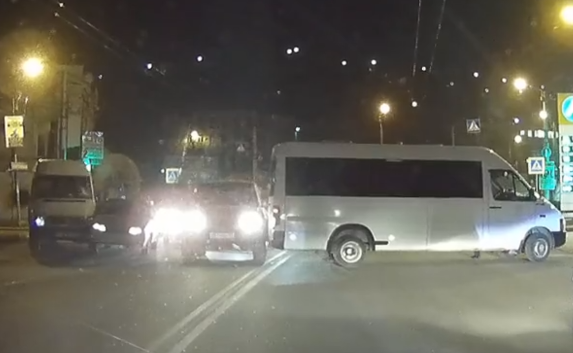 Возле автовокзала Севастополя в ДТП попали сразу два «топика» — видео