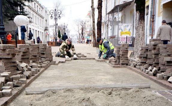 В центре крымской столицы перекладывают плитку (фото)