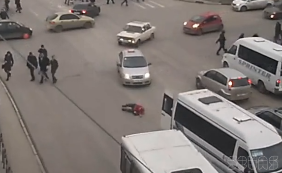В Севастополе на Студгородке из топика выпала девушка — видео
