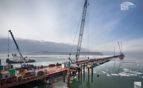 Ледоход не остановил строительство Керченского моста (видео)