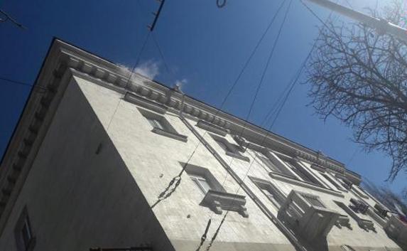 В центре Севастополя с крыши льёт кипяток (фото)