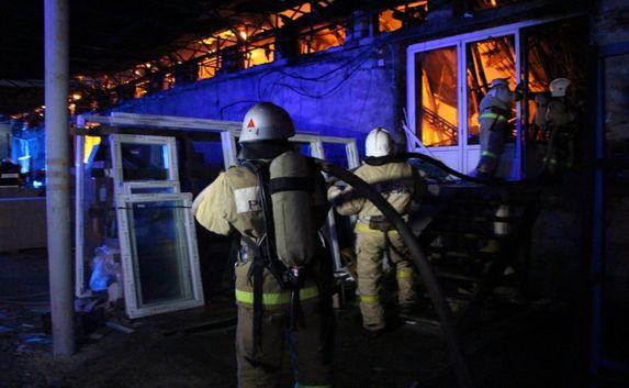 В Симферополе успешно потушили пожар на складе — пострадавших нет