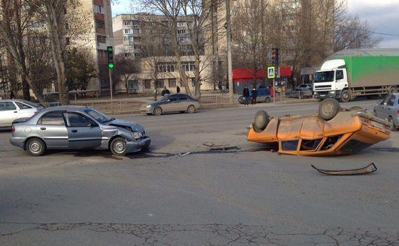 В результате ДТП в Симферополе перевернулось авто (фото)