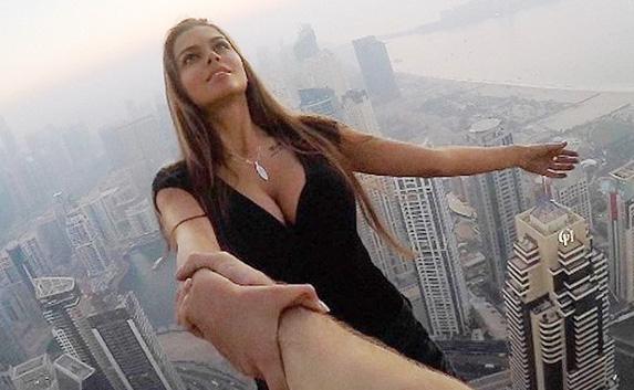 Российская модель шокировала Сеть трюками на крыше небоскрёба (видео)