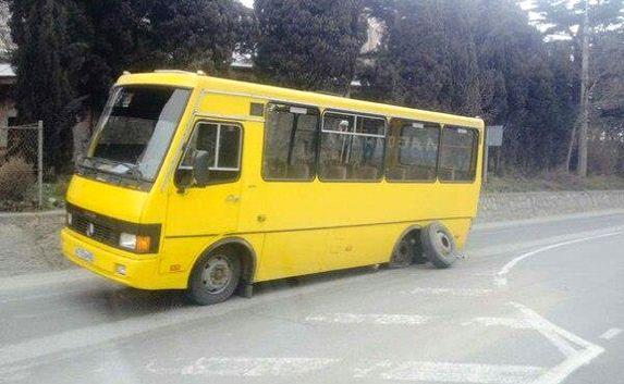 В Крыму у пассажирского автобуса на ходу отвалилось колесо
