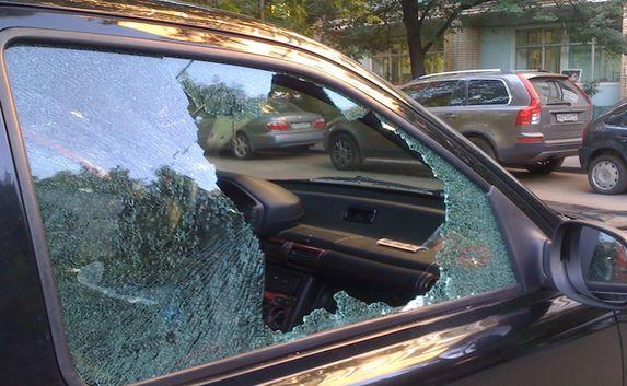 Крымчанка разбила молотком стёкла авто — машина мешала ей пройти