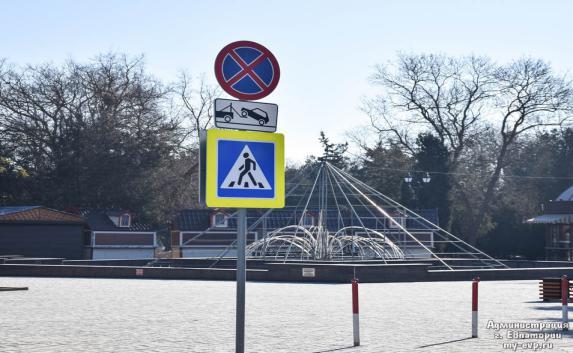 На центральной площади Евпатории запретили парковку