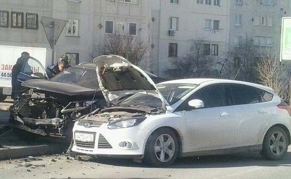 Чёрно-белое ДТП в Севастополе: авто загнали на бордюр и крепко побили (фото)