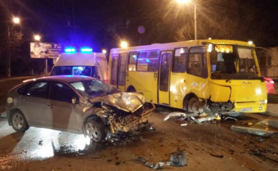В Севастополе пьяная женщина на «Форде» врезалась в автобус — фото