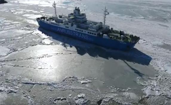 Появилось видео работы паромов во льдах Керченского пролива