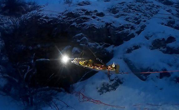 Турист чудом остался жив после падения в пещеру глубиной 15 метров