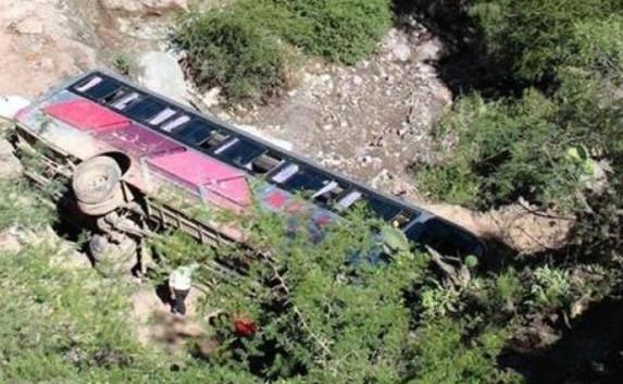 За гибель пассажиров упавшего со скалы автобуса ответит водитель