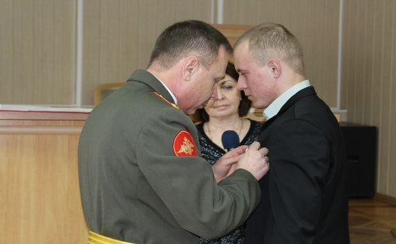 Троих крымчан наградили за участие в военной операции в Сирии 