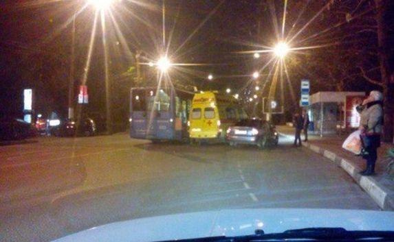 В Крыму «скорая» наказала нарушителя: прижала авто к остановке